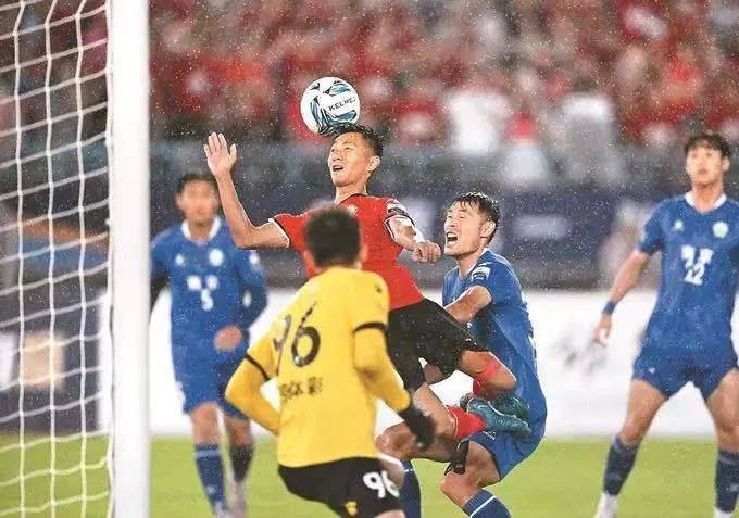 国内足球联赛激情澎湃，球队竞争激烈